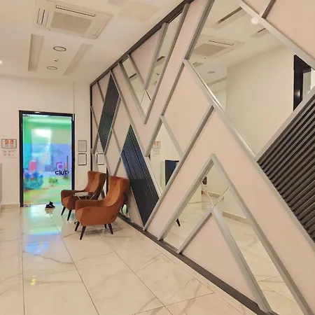 Apartment 5 Star Facilities/walking Distance To Amenities And The *