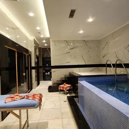 5 Star Facilities/walking Distance To Amenities And The *
