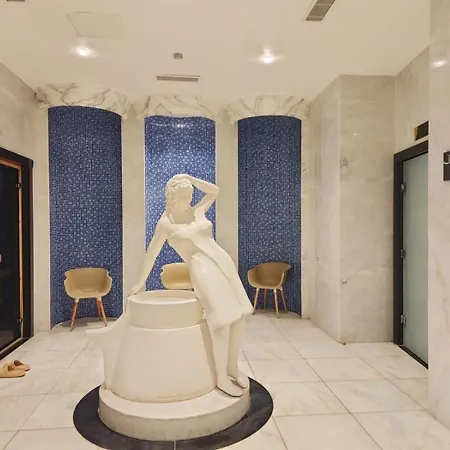 5 Star Facilities/walking Distance To Amenities And The *
