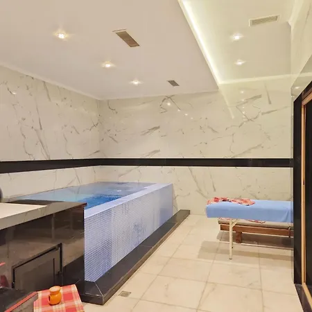 5 Star Facilities/walking Distance To Amenities And The *