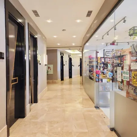 5 Star Facilities/walking Distance To Amenities And The Apartment *
