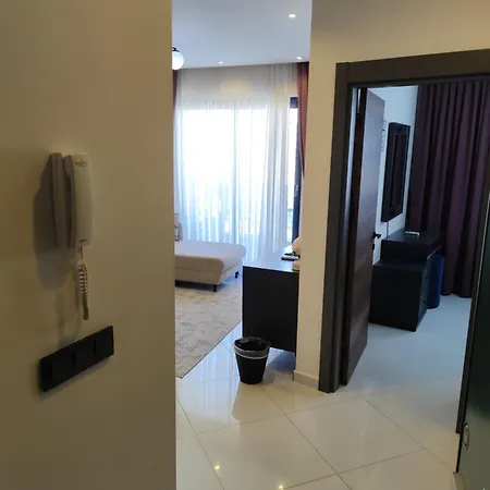 Apartment 5 Star Facilities/walking Distance To Amenities And The *